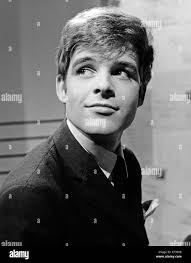 Der Sänger und Schauspieler Thomas Fritsch in der ARD Musiksendung "Musik  aus Studio B", Deutschland 1960er Jahre. German actor and singer Thomas  Fritsch at the German TV music show "Musik aus Studio