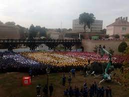 .pentru cel mai mare număr de oameni care vor forma o cifră, iar pentru că este anul centenarului marii uniri, se va forma cifra „100, în cursul unui proiectul cifrei 100 este realizat de biroul de proiectare străjan alba iulia și acoperă întreaga arie de platou din zona de șanț de la poarta iv a. Sigheteni In Guinness Book Cel Mai Mare 100 Salut Sighet