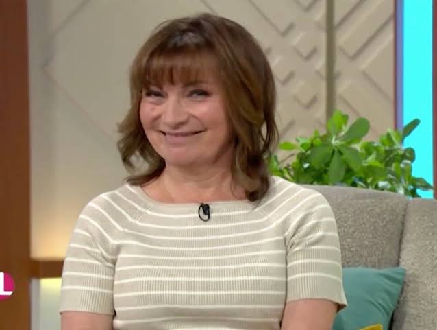 Lorraine Kelly tells cheeky Emmerdale star to 'behave' as compliments leave  her flustered - OK! Magazine