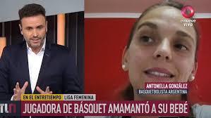 Košarkašica dojila bebu na klupi tokom meča VIDEO