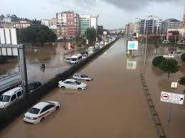 Yardım çığlığını duyan bekçiler tir'a tutunarak. Lzsd4okuv669ym
