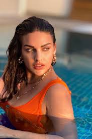 Himanshi Khurana in Kedarnath धाम पहुंची चर्चित एक्ट्रेस, हिजाब में फोटो  वायरल होने पर हुई थी ट्रोल, देखें वीडियो