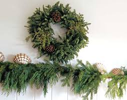 Decorating ideas for traditional chri. 9 Easy Christmas Holiday Decorations With A Nod To Nautical And The Beach Coastal Decor Ideas Interior Design Diy Shopping