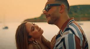 Ana mena poeta urbano guardo il cielo e proprio lì una stella cade tu che balli appena uscita da un locale dopo un po' la timidezza ti scompare e ci troviamo a riva soli affianco al mare fai finta che sei a un passo dalla luna e fidati se dico, sei bella da paura facciamo finta che. Ana Mena E Rocco Hunt A Ibiza Nel Video Di Un Passo Dalla Luna