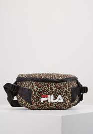 Il se décline dans toutes les matières et les coloris, que ce soit en cuir, en daim ou en vernis. Fila Goteborg Light Weight Waist Bag Sac Banane Black Multicolore Zalando Fr