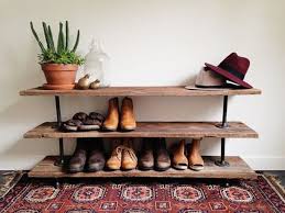 10 Astuces Deco Originales Pour Ranger Vos Chaussures Etagere Chaussures Rangement Chaussures Meuble Rangement