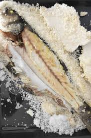 Adentro de la sal el pescado no necesita ni aceite ni otras grasas y su carne se quedara compacta y jugosa. Lubina A La Sal Chez Silvia