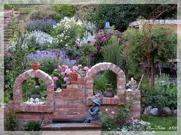Fragen sie uns nach einem individuellen ruinenangebot und unterstützung beim aufbau im garten. Blick Von Unserer Terrasse In Den Garten Bilder Und Fotos Steinmauer Garten Ummauerter Garten Garten