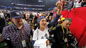 Tom brady's family hit the field after his big win at the 2019 super bowl to help him celebrate! Super Bowl 2017 Tom Brady Won It For His Mom She S My Everything