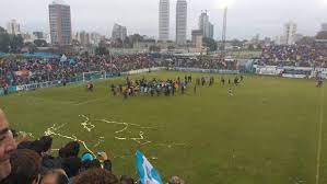 El momento de la caída al foso de un jugador en el partido entre estudiantes de río cuarto y sarmiento de junín por el primer ascenso a primera. Belgrano No Tendra Hinchas En Rio Cuarto