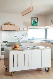 Mobile Kucheninsel Auf Rollen Ideen Und Platzsparende Losungen Fur Den Kuchenbereich Plywood Kitchen Sustainable Kitchen Mobile Kitchen Island