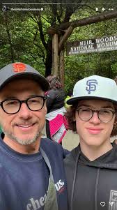 En vacances, Stéphane Rousseau partage une rare photo avec son fils