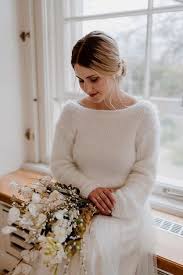 Egal ob verspieltes spitzentop oder schlichtes brauttop, finde den perfekten look für ihre hochzeit! Inspiration Fur Moderne Hochzeit Mit Brautpullover Braut Kleid Hochzeit Hochzeitskleid Spitze