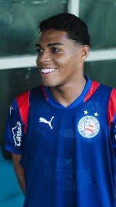 Ramires estreia com bola na trave e aplausos da torcida: "Sonho de criança"