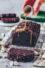 Zucchinischokoladenkuchen Zucchinischokokuchen Selbstgemachter Karamellsauce Zuzubereit Chocolate Zucchini Bread Vegan Cake Recipes Zucchini Bread Recipes