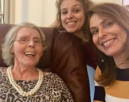 Moeders is 87 jaar geworden vandaag. ❤️🎂🍸🎉🎁🎈 Het gaat goed met haar.  De film 'Het doet zo zeer' over mijn moeder is donderdagavond 21 december  te zien op SBS 6