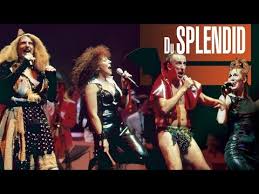 Il a remis sa p'tite chemise son p'tit complet, ses p'tits souliers il est descendu l'escalier en m'laissant une épaule démise pour des voyous de cette espèce. Fais Moi Mal Johnny Paroles Le Grand Orchestre Du Splendid