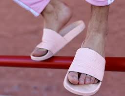 Claquettes Chaussettes Les Porter Fait Il De Nous Des Ploucs Faites vos choix de claquettes homme parmi les produits de nombreuses marques et boutiques en ligne ► ► claquettes homme. claquettes chaussettes les porter