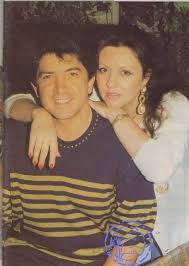 وحصلت جورجينا على لقبي ملكة جمال لبنان في العام 1970 ولقب ملكة جمال الكون في 1971، وتزوجت من وليد توفيق في العام 1990 وأنجبت منه. Ø¬ÙˆØ±Ø¬ÙŠÙ†Ø§ Ø±Ø²Ù‚ ØªØ¹ÙˆØ¯ Ø¥Ù„Ù‰ Ø§Ù„ÙˆØ§Ø¬Ù‡Ø© ÙˆØªØªØµØ¯ Ø± Ø§Ù„ØªØ±Ù†Ø¯ Ø§Ù„Ù†Ù‡Ø§Ø±