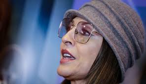 Amparo grisales es una de las actrices más cotizadas de la televisión colombiana, no solo por su talento para la pantalla grande y chica, sino por su conocimiento de la industria del entretenimiento, sin olvidar el excelente físico que ha despertado la opinión de muchos colombianos durante años. Amparo Grisales Novio Ramses Ll No Se Cambia Por Nadie Grisales Presento A Su Novio Del Ano 1 300 A C Tendencias Caracol Radio