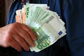 Fondurile pentru despăgubirea producătorilor agricoli din 23 de judeţe ale căror culturi de porumb şi floareasoarelui au fost afectate de seceta din toamna anului 2006 şi primăvara anului 2007 au fost suplimentate cu 26 de milioane de lei, prin majorarea bugetului ministerului de resort. Poze Cu Banii