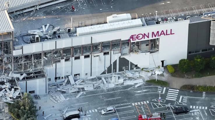 Las dramáticas imágenes del derrumbe de un centro comercial por el terremoto en Japón: Numerosas personas atrapadas y "bastantes muertos"