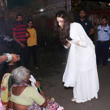 The young actresses shared the news on their instagrams. Sara Ali Khan Spotted With Mom Donating The Poor At The Temple See Pics Newstrack English 1