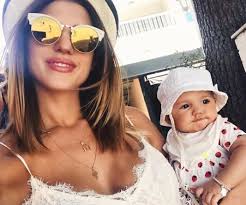 Mit mia rose haben sarah und dominic harrison bereits ein wundervolles töchterchen. Sarah Harrison Sorge Um Die Gesundheit Ihrer Tochter Mia Rose Tochter Promis Mutter Tochter