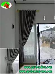 Gorden minimalis untuk ruang tamu ini selain menggunakan bahan blackout juga di lengkapi dengan menggunakan tambahan vitarge berwarna putih sehingga jika gorden dalam posisi tertutup maka bisa di buka bagian vitrage nya agar dari luar ruangan tidak dapat melihat kedalam ruangan. Gorden Jendela Untuk Rumah Minimalis Warna Abu Abu Ashifa Gordyn Jawa Tengah