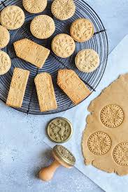 Gingerbread Sable On Blue Background Sable Cookies Best Gingerbread Cookies Ginger Bread Cookies Recipe