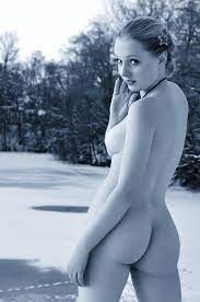 File:Nude woman outside in winter.jpg - Wikimedia Commons