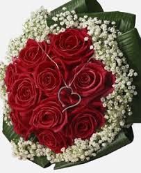 Questo gesto può avere molti significati. Bouquet Di 12 Rose Rosse E Gypsophila Con Cuore Swarovski Bouquet Di Rose Rosse Bouquet Di Rose Matrimonio Rosa Rossa