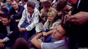 Картинки по запросу Фото с площади Екатеринбурга с Навальным