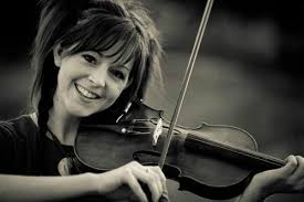 « la fille de monsieur détestait le violon… dans la rue elle devait pourtant jouer les doigts violets : Lindsey Stirling Marcus Et La Musique