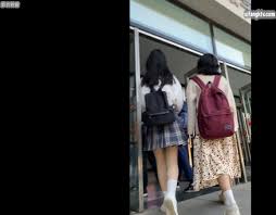 学校厕所偷拍尿尿