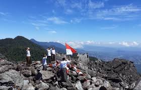 Beberapa gunung ini belum pernah didaki oleh pendaki pakistan mana pun dan sebagai orang pakistan, merupakan kehormatan bagi saya bahwa saya mewakili. Suka Duka Mengibarkan Sang Merah Putih Di Puncak Gunung Nampar Nos Manggarai Timur Http Www Kalderanews Com