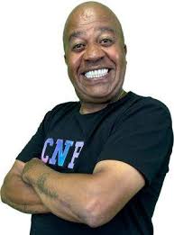 Esse é o Antônio William mais Conhecido por Toninho Tornado 🌪️ ele é um  Famoso Humorista Brasileiro e o Criador do Bordão "Calma Calabreso" Está no  Elenco da A Fazenda 17 Passando