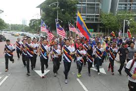 Di semenanjung malaysia, ia bermula di langkawi dan merentasi 12 negeri sebelum berakhir di kuala lumpur. Putrajaya Sambut Larian Obor Kl2017