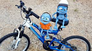 This is a very cute (and very smart) metal frog riding his bicycle! Crazy Frog Dj Riding The Bicycle Vs Crazy Frog Axel Youtube