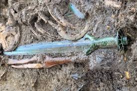 Pristine Saka sword found in 2,500-year-old warrior's tomb - #archaeology  #archeology https://loom.ly/Cnjychc
