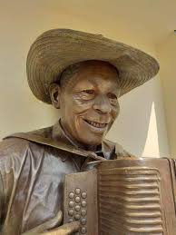 Escultura de Alejo Durán adorna la nueva plaza Los Juglares en Planeta Rica  -