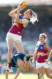 Tayla harris marked the ball early in the first quarter at whitten oval against the western bulldogs. Tayla Harris Of The Lions Marks The Ball During The 2017 Aflw Round 07 Match Between The Carlton Blues An Female Athletes Rugby Tickets British And Irish Lions