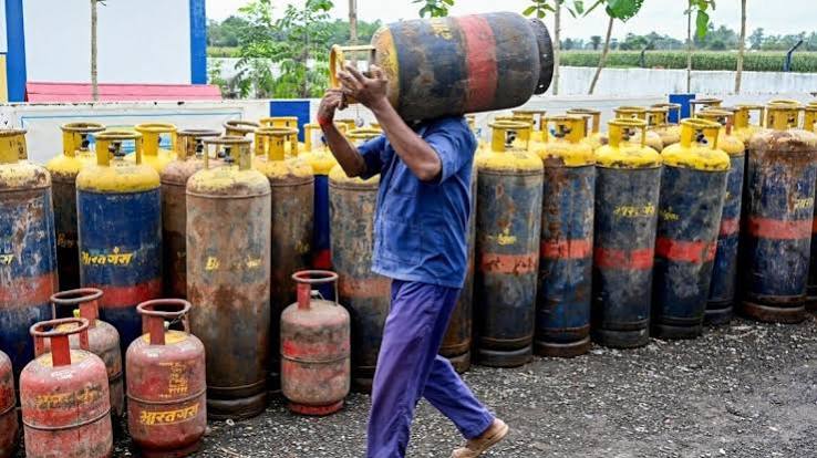 LPG Cylinder Price Cut: एलपीजी सिलेंडर 200 रुपये सस्ता, दिल्ली से कोलकाता तक घटे दाम, देखें नए रेट - LPG Cylinder Price Cut 1st August upto 200 rupee check new rates from