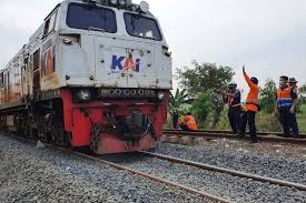 Kereta api tujuan semarang dan tujuan surabaya (ekonomi premium) ( jadwal kereta api stasiun ngrombo untuk kereta api ini ada dibawah). Perbaikan Jalur Selesai Kereta Dari Stasiun Gambir Dan Senen Bisa Berangkat Selasa Sore Halaman All Kompas Com