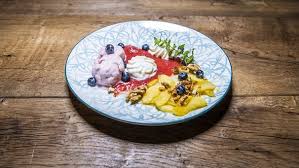 Nachspeise Barbara Knotzinger Erdbeereis Mit Apfelspalten Und Walnussen Rezepte Landfrauenkuche Br Fernsehen Fernsehen Br De