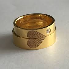 Lustrous and luxurious, white gold wedding bands persist year after year as a bestseller in wedding jewelry. Couple Engagement Rings Online Shopping In India