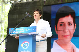 She is married to former prime minister ferenc gyurcsány. Vasarnap Hivatalosan Is Dobrev Klara Lesz A Dk Miniszterelnok Jeloltje Szmo Hu
