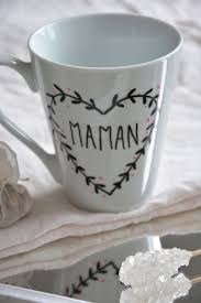 Un Mug Des Feutres Pour Porcelaine Et Le Tour Est Joue Bon Fete Maman Fete Des Meres Bricolage Pour Fete Des Meres