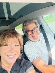 Personnellement, j'adore les pochettes! Je m'en sers comme sacoche. De son  côté, ma chum Linda les utilise pour mettre son argent et ses factures et  ma chum Josée, son maquillage. Bref, elles