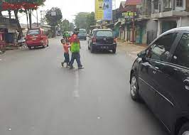 Pengendara mobil banyak yang menyerobot lampu merah. Street Manners Jangan Seenaknya Sendiri Menyeberang Jalan Sudah Diatur Undang Undang Ini Pasalnya Gridoto Com